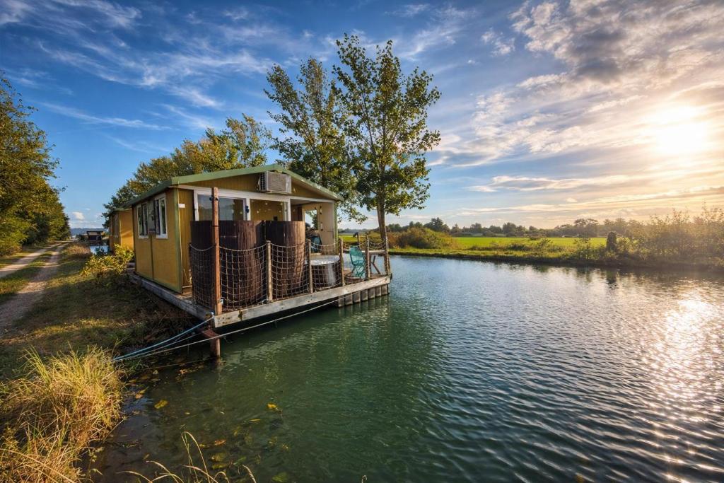 Cottage flottant insolite spa jacuzzi privatif pres Dijon