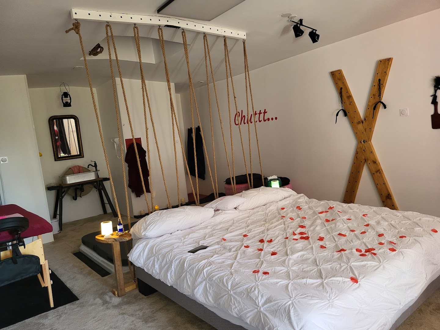 Chuttt ! Love Room