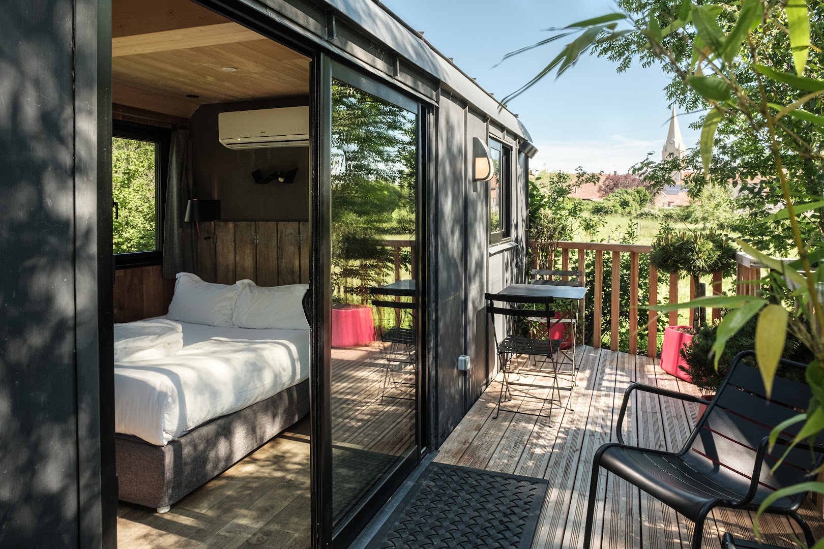 Nuit Insolite en Bourgogne | Roulotte Premium avec Spa Privatif | Le Refuge