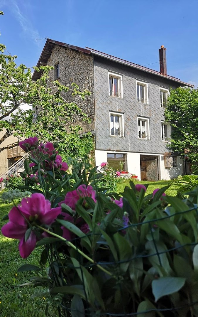 GITES & BIEN-ETRE : Gite 2 pers, 2 a 3 pers et 2 a 5 pers avec terrasses et sauna privatif, en option: Hammam, jacuzzi et piscine chauffee location de montagne 950m ALT, pres d'une riviere, proche station ski, Haut-Jura, Bourgogne-Franche-Comte