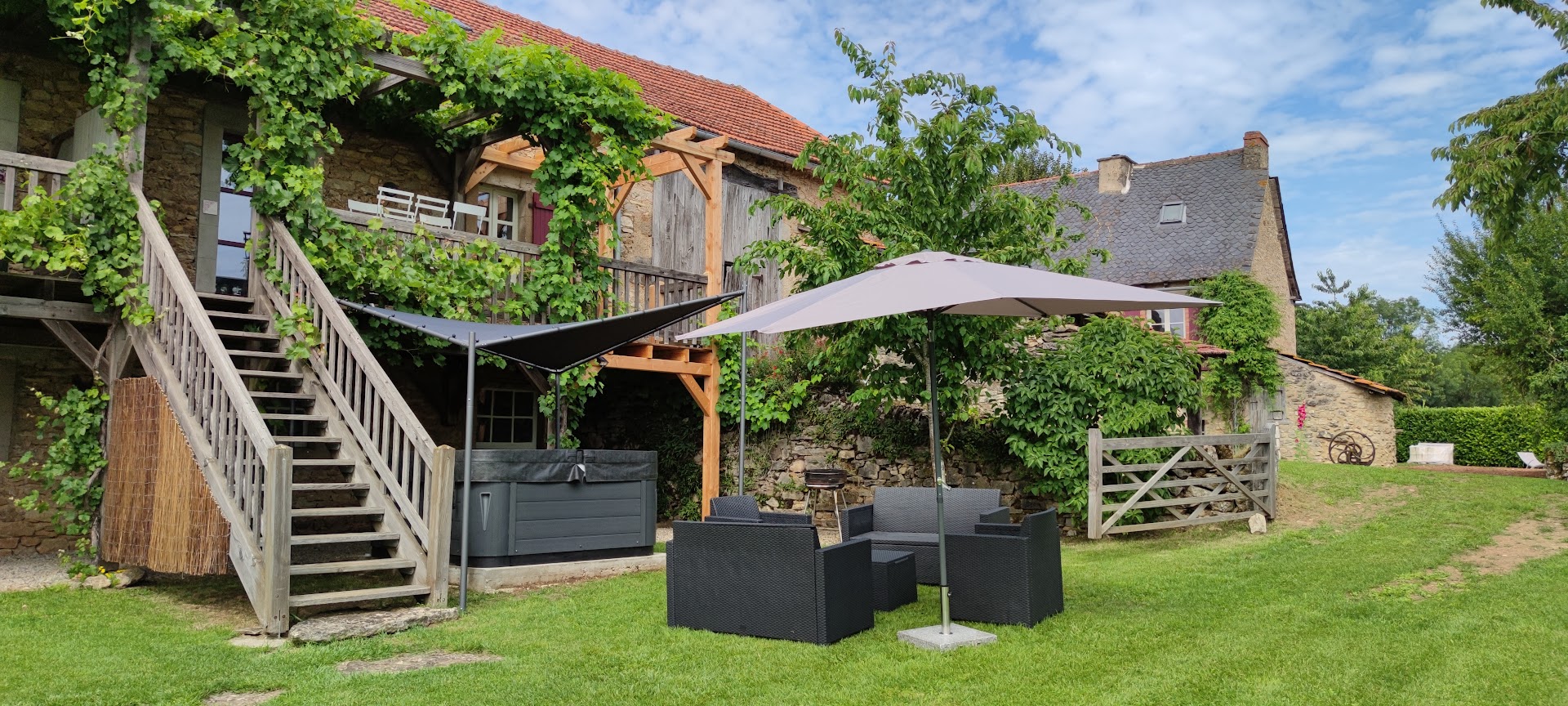 Les Gites du Roc : Location gites a la campagne avec spa prive et piscine chauffee, au coeur de l'Aveyron