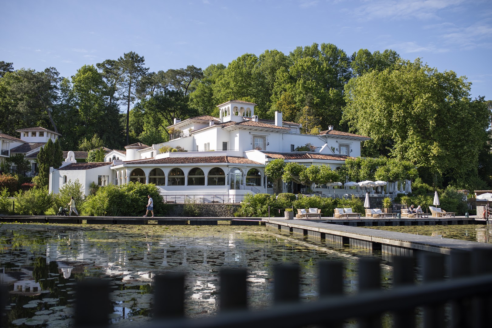 Brindos, Lac & Chateau