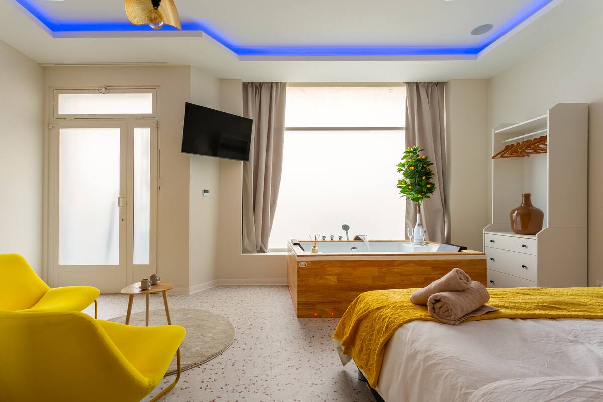Love Room Strasbourg - Jacuzzi & Sauna - Yellow