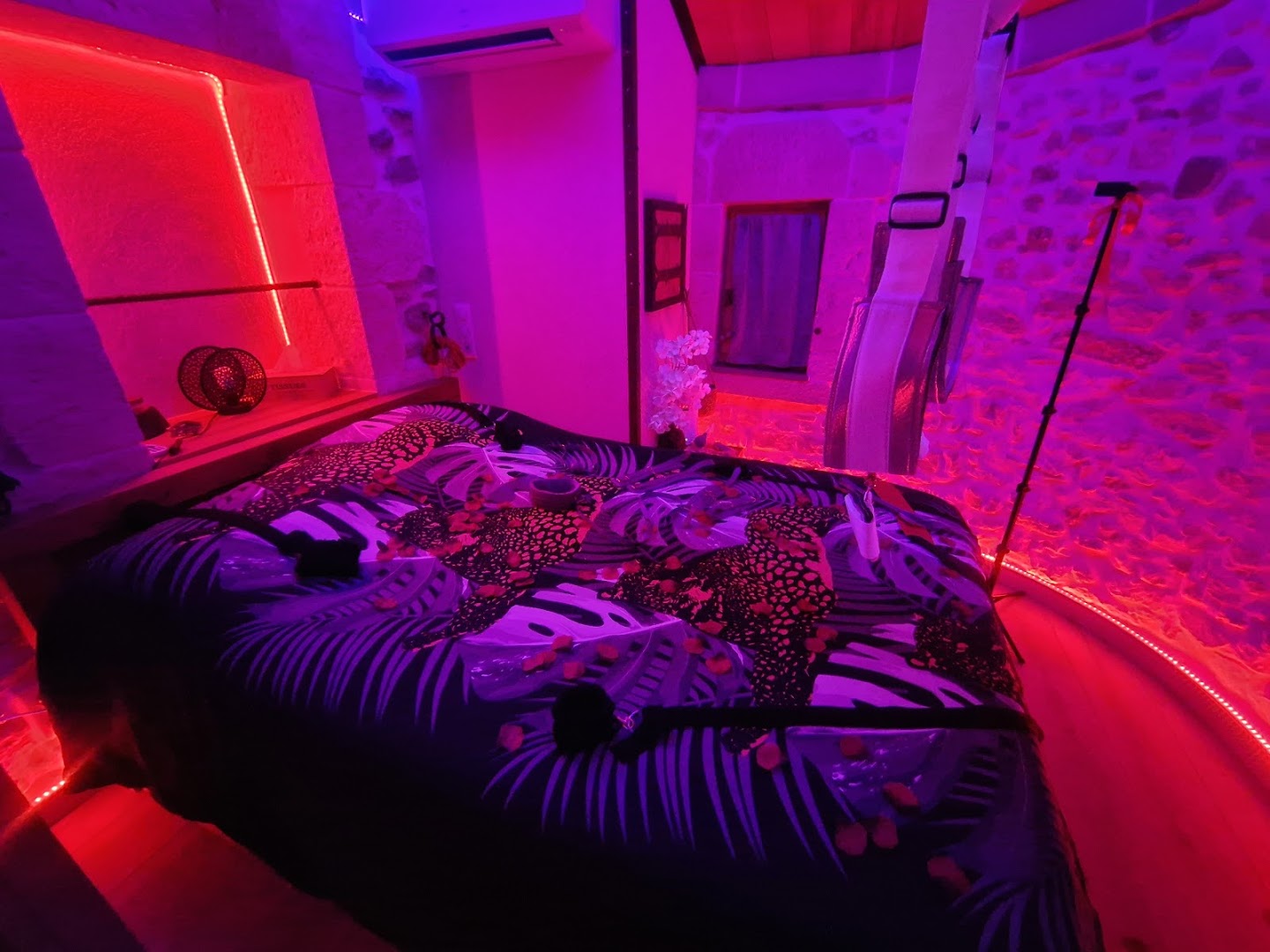 La Tour Secrete : Love room romantique, atypique, spa et sauna, escapade en couple, Aude, Occitanie