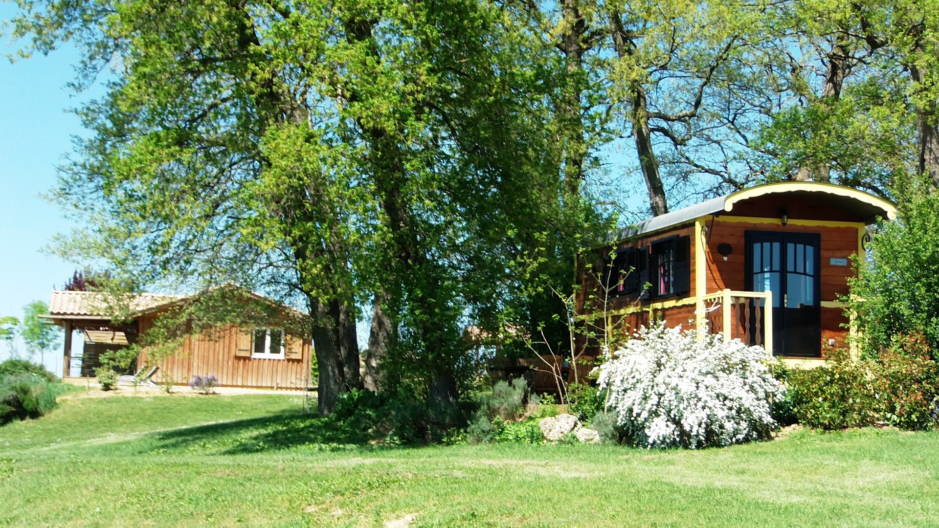 Domaine des Nuits de Gascogne, Roulottes et Cottages dans le Gers.