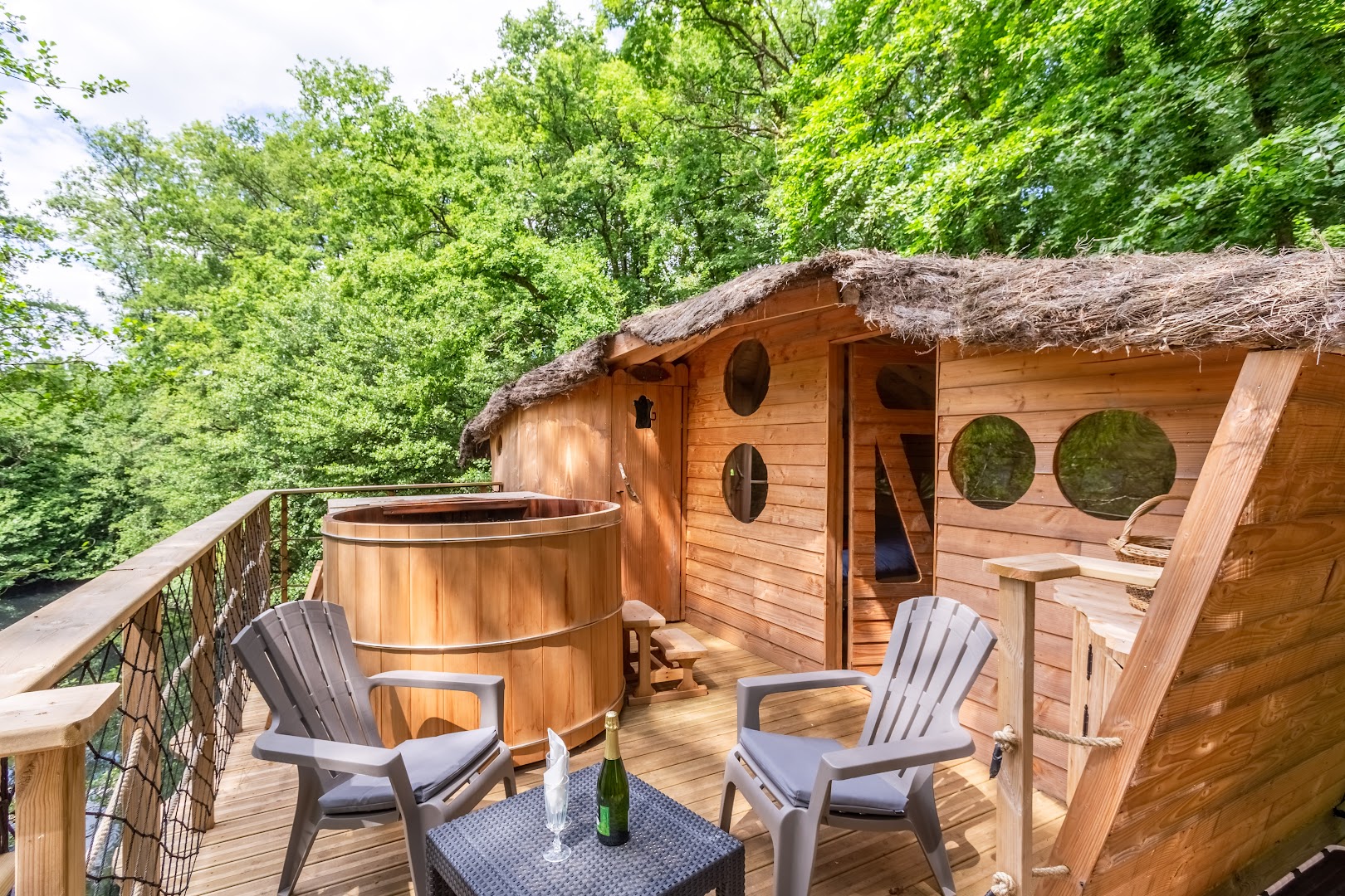 Domaine des Vaulx - Cabanes dans les arbres et Spa - Gites