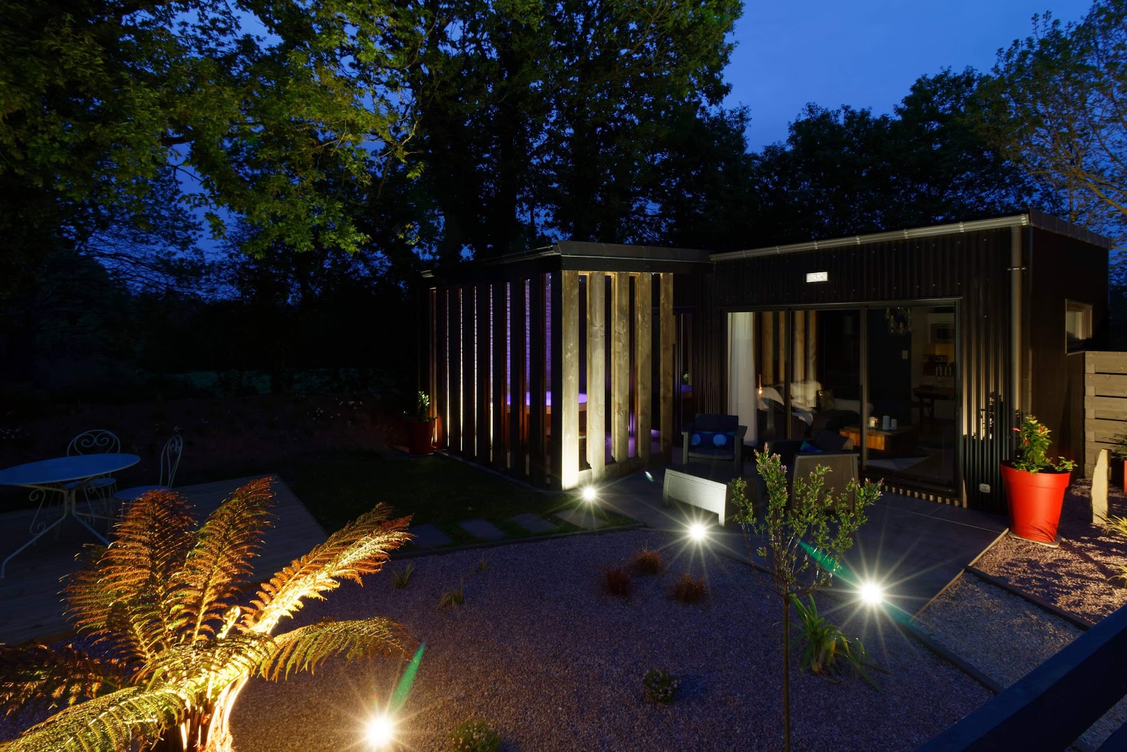 La Douce escapade Loft & Spa : Location loft tout confort moderne avec chambre, jardin mineral, terrasse, spa privatif et parking clos a Sizun dans le Finistere en Bretagne | Sejour et week-end insolite en amoureux
