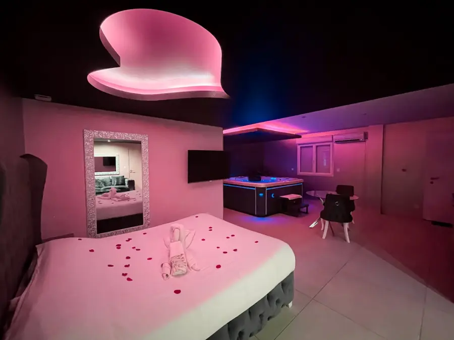 Love night Marseille jacuzzi : Love room avec jacuzzi, week-end romantique, chambre ideal pour couple, Bouche-du-Rhone