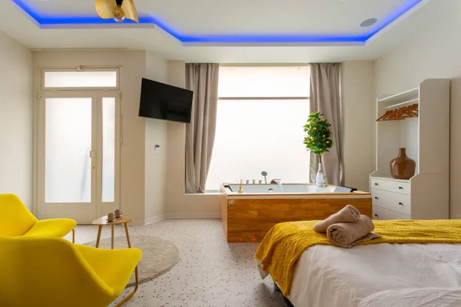 Love Room Strasbourg - Jacuzzi & Sauna - Yellow