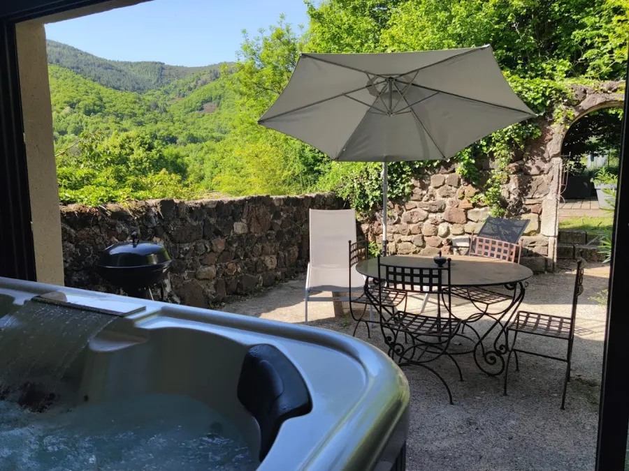 Love Room avec Jacuzzi Privatif en Ardeche du Sud : L'Escapade Amoureuse Ardechoise