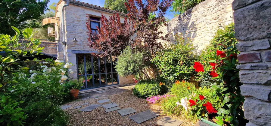 Demeure de la Baronne- Love Room haut de gamme, avec spa et sauna, sejour romantique, week-end en amoureux, Gard