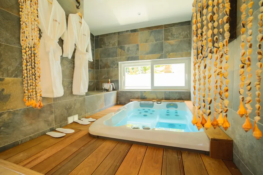 Chambre d'hote O Balinais Love room Spa piscine privative Marseille Bain a remous